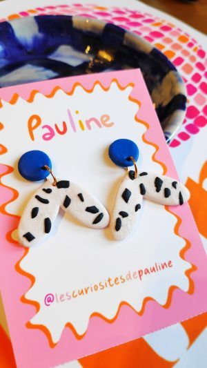 Flora bleu klein et blanc tâcheté de noir