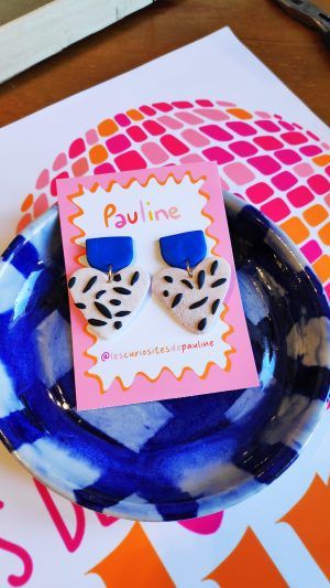 Corazon bleu klein et blanc tâcheté de noir